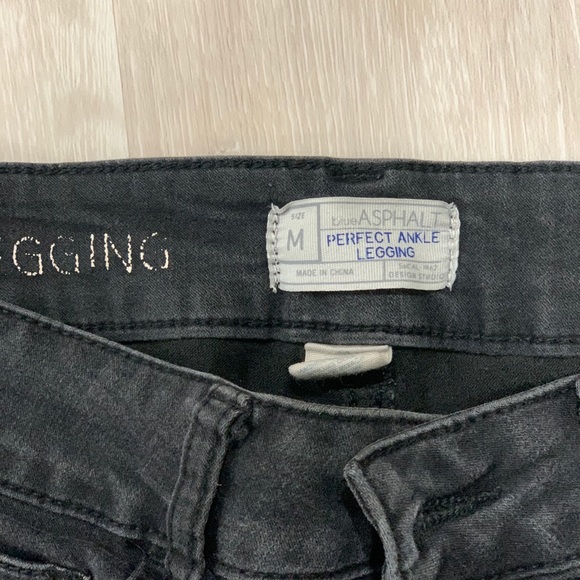 Black Ankle Jeggings with distressed knees! - Picture 2 of 2